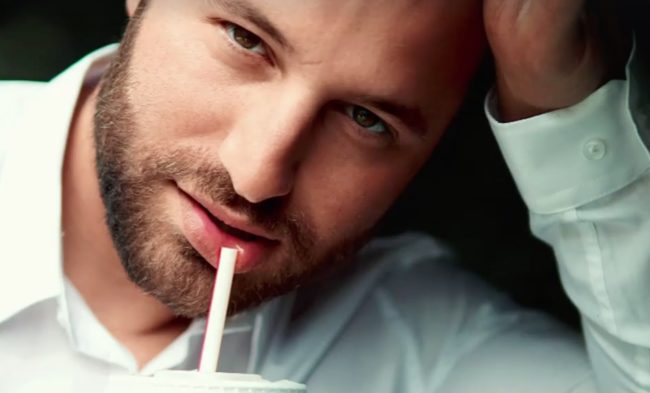 Pria Ini Bikin Sesi Foto Maternity nya Sendiri